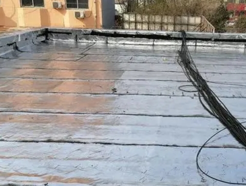 石河子卫生间漏水维修公司分享下石河子屋面楼顶防水刚性防水层施工要点。